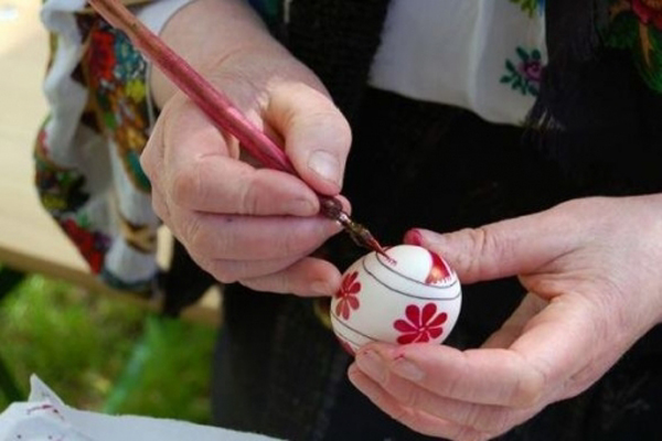 Пасхальные празднии в Молдове роспись яиц