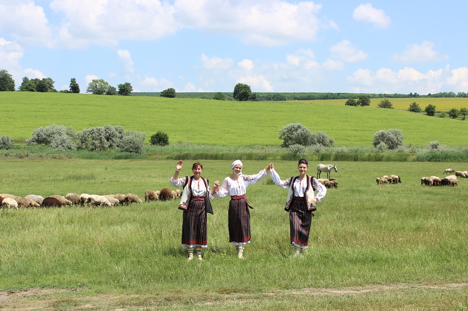Молдова-танцы-национальный-костюм