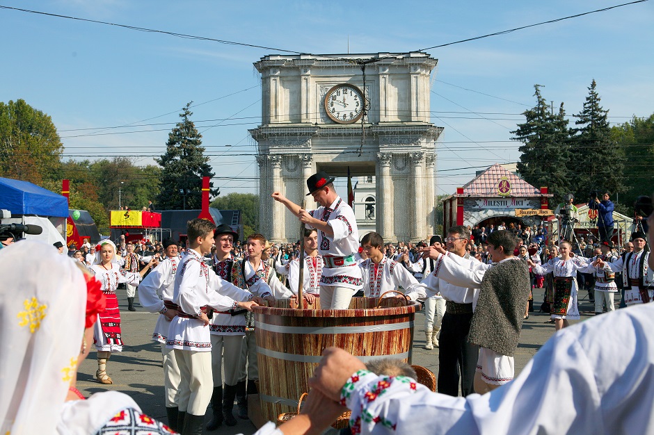 День_Вина_Молдова_2014_народные_танцы_давка_винограда