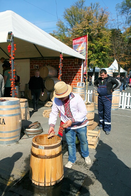 Moldova_Wine_Day_2014_barrel_making