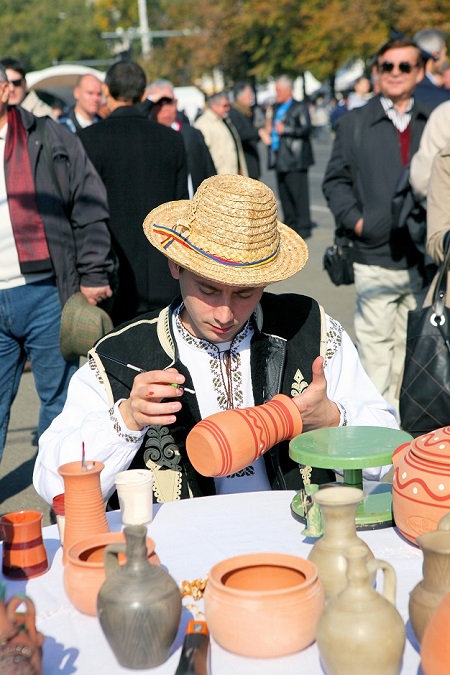 Moldova_Wine_Day_2014_pottery